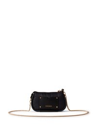 Sac à bandoulière noir texturé avec une bandoulière en chaîne dorée, présentant un accent en cuir noir, une plaque logo et une forme arrondie.