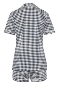 Navy en witte gingham-gepatroneerde korte pyjama set met een overhemd met kraag en shorts, gemaakt van lichtgewicht, ademend materiaal.