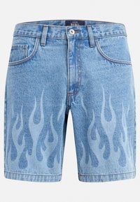 Shorts in denim blu chiaro con vita alta, chiusura con bottoni, tasche frontali e motivo a fiamma sulle gambe anteriori.