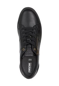 Svart lädersneaker med texturerade sidopaneler, rund tå, platta skosnören och en sidoknapp. Har logotyp på innersulan. Slät och mönstrad yta.