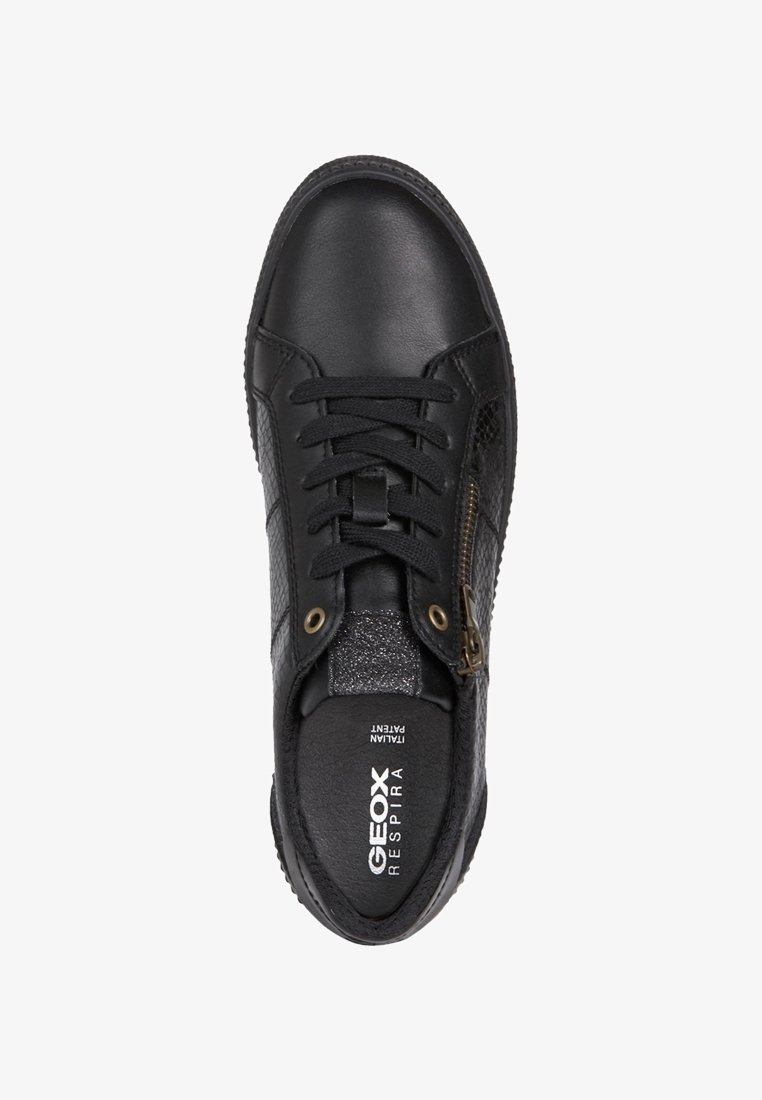 Svart lädersneaker med texturerade sidopaneler, rund tå, platta skosnören och en sidoknapp. Har logotyp på innersulan. Slät och mönstrad yta.