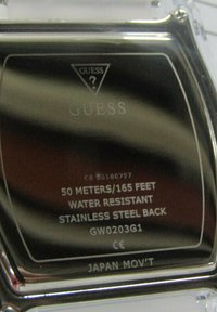 Edelstahl-Gehäuseboden mit graviertem "GUESS"-Logo. Details umfassen eine Wasserbeständigkeit von 50 Metern und die Modellnummer GW0203G1.