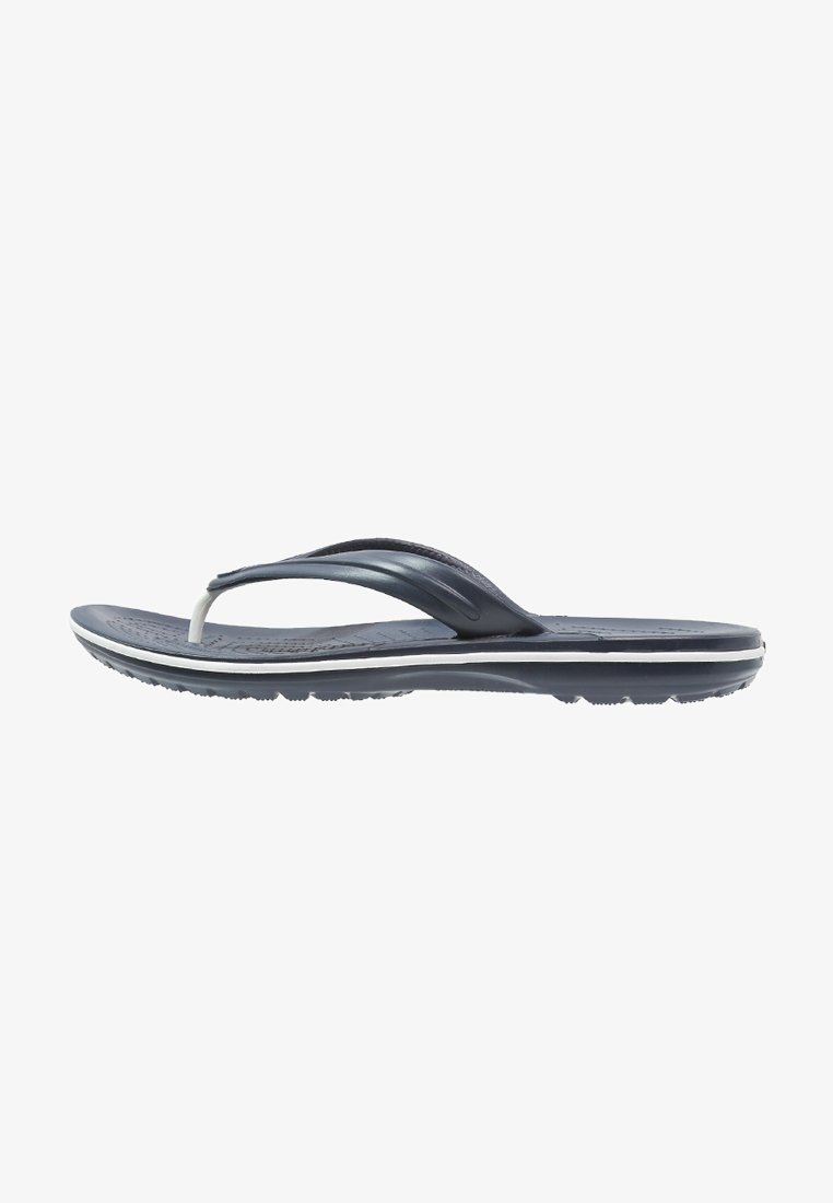 Marinblå flip-flop sandal med en texturerad fotbädd, vita accenter på sulan och en tvåfärgad remdesign för ökad flexibilitet.