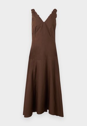 Ermeløs brun midi-kjole med V-hals og rynkede skulderstropper, tettsittende i midjen med et vidt skjørt.