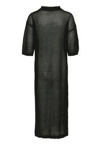 Rochie neagră, cu mâneci până la cot, din tricot, cu o siluetă lejeră. Are un guler cu nervuri și o lungime mare, evidențiind o textură semi-transparentă pe toată suprafața.