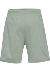 Ljusgröna bomullsshorts med elastisk midja, med en slät textur och en enkel design, utan fickor eller dekorationer.