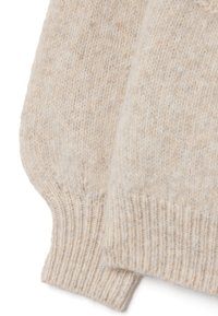 Beige gestrickter Pullover mit einer weichen Textur, gerippten Bündchen und einem runden Ausschnitt, der eine subtile Mischung aus Fasern und Wärme zeigt.