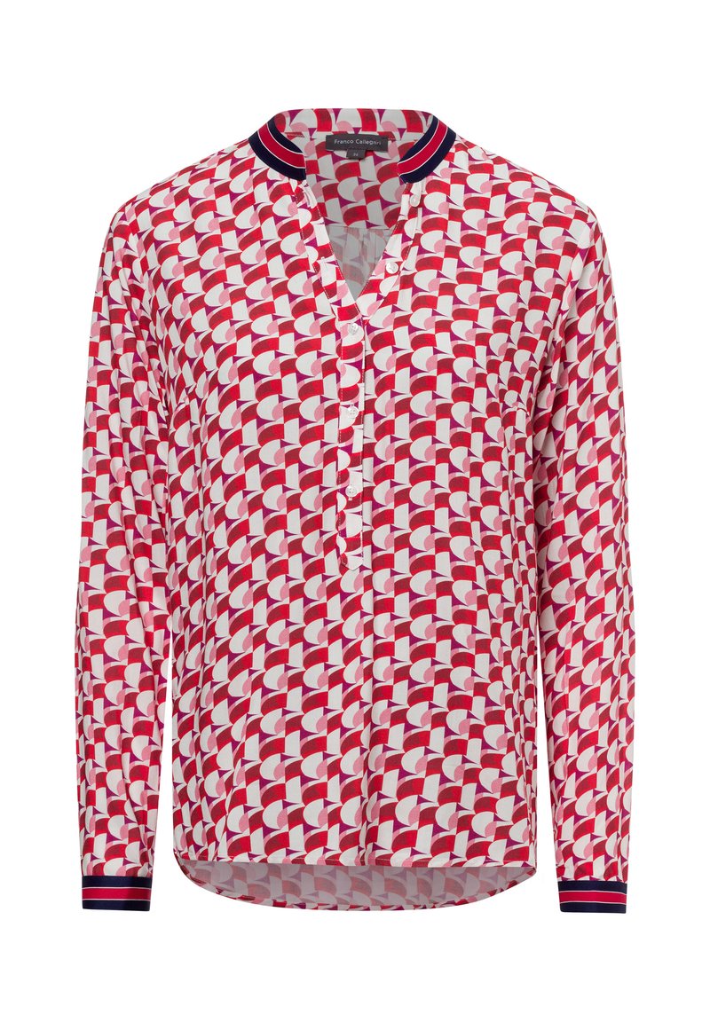 Camicia a maniche lunghe con un motivo geometrico rosso, bianco e navy. Presenta un collo rotondo con una patta e polsini a contrasto.