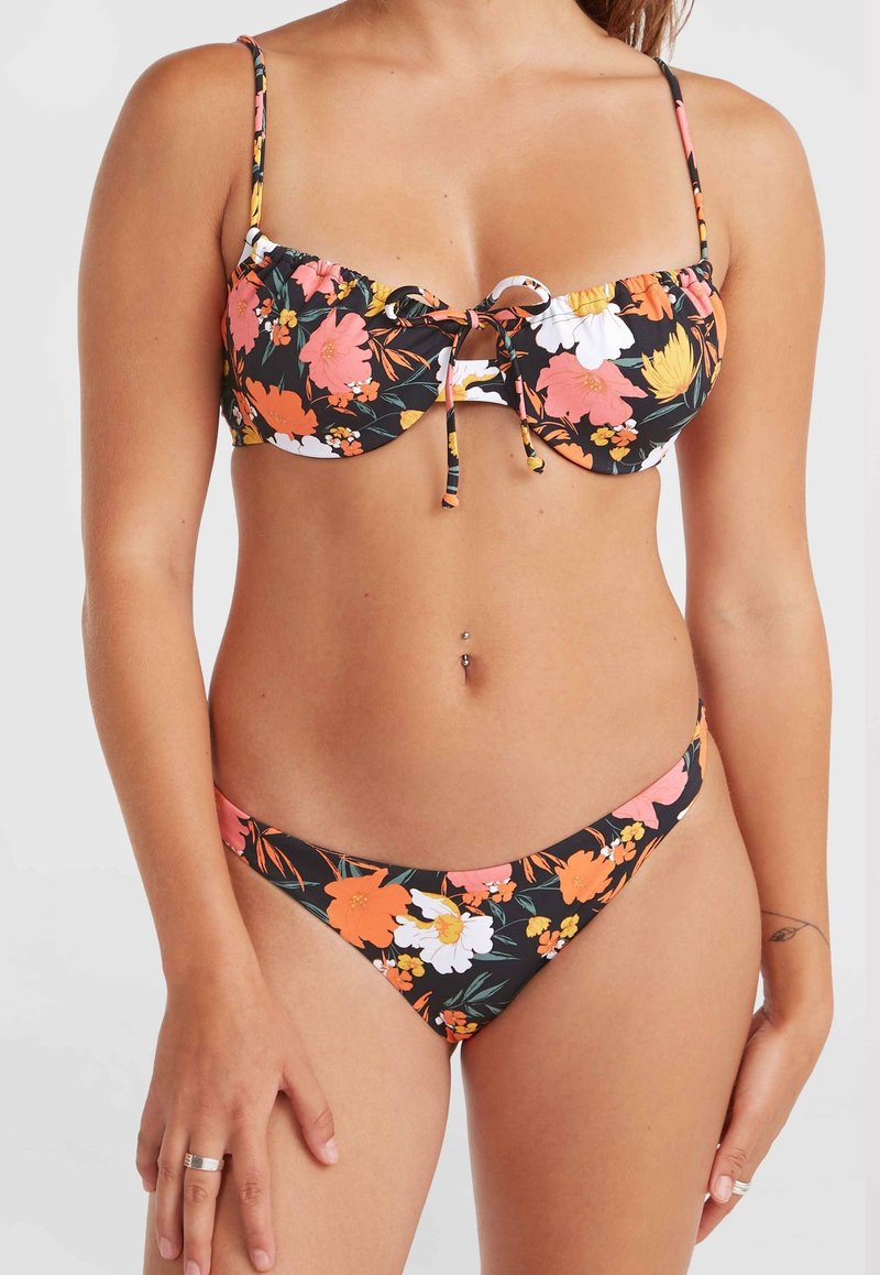 Bloemen bikini set met een zwarte basis met grote oranje, roze en witte bloemen. De top heeft een gerimpelde rand en een striksluiting aan de voorkant.