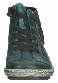 Bota de tobillo sintética en color azul verdoso con cordones negros, cremallera lateral y suela de goma texturizada. Parte superior lisa con acentos cosidos y acabado envejecido.