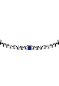 Bracciale in metallo argentato con una pietra quadrata blu al centro; i link alternano superfici lisce e texture, creando un contrasto nel design.