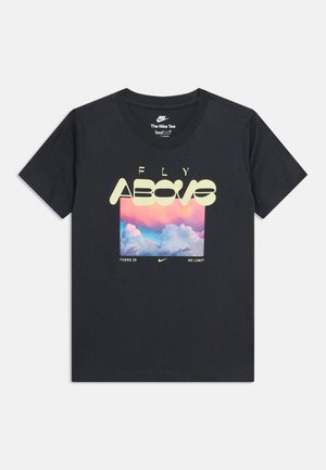 Svart Nike T-skjorte med en fargerik sky-grafikk og teksten "FLY ABOVE, THERE IS NO LIMIT" på forsiden.