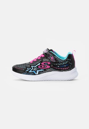 Scarpe sportive con una tomaia in mesh traspirante nera, accenti vivaci in rosa e blu, grafiche di stelle e suola in gomma bianca. Presentano una cinghia per una vestibilità sicura.