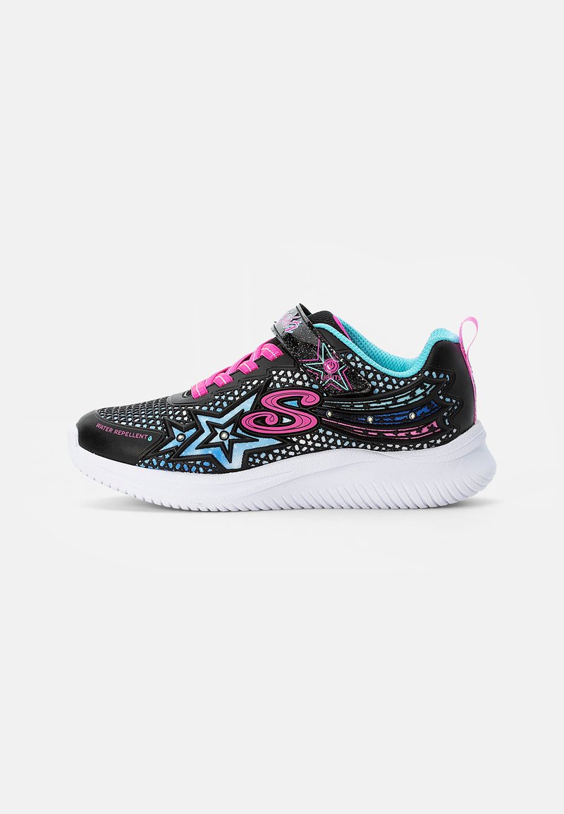 Sport-Schuhe mit einem schwarzen, atmungsaktiven Mesh-Obermaterial, lebhaften rosa und blauen Akzenten, Stern-Grafiken und einer weißen Gummisohle. Verfügt über einen Riemen für einen sicheren Sitz.