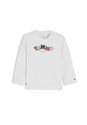 Biała koszulka z długim rękawem dla malucha z tekstem "TOMMY" w czerwonych, niebieskich i białych literach oraz małym logo Tommy Hilfiger na rękawie.
