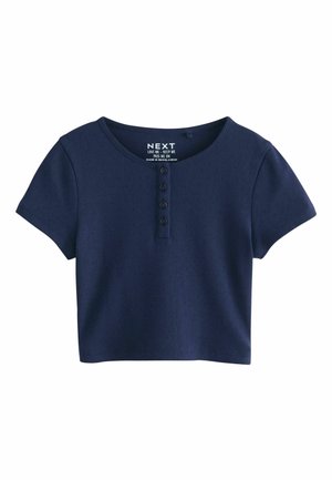 Námornícka modrá krátka blúzka s okrúhlym výstrihom a štyrmi prednými gombíkmi, vyrobená z textúrovaného materiálu.