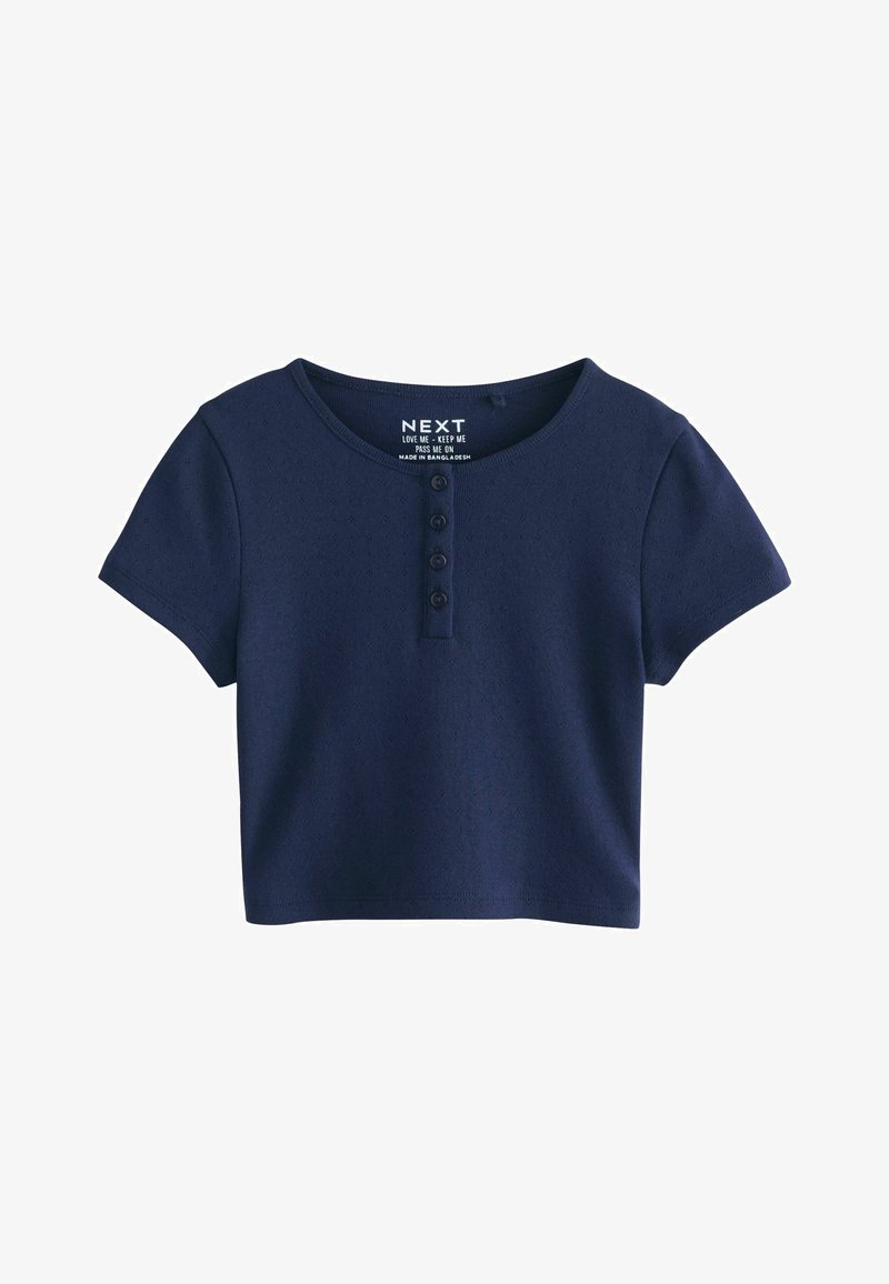 Haut court bleu marine à manches courtes avec encolure ronde et quatre boutons à l'avant, fabriqué en tissu texturé.