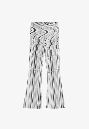 Zwart-witte flare broeken met een golvende gestreepte print. Gemaakt van een glad materiaal met een aangesloten taille en brede pijpen.