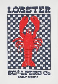 Grafica di aragosta rossa su sfondo bianco, circondata da un motivo a quadri blu scuro e bianco; presenta il testo in grassetto "ARAGOSTA" e "SCALPERS Co. MENU GIORNALIERO."