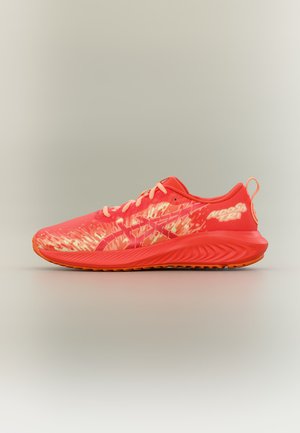Scarpa da corsa rosso brillante e arancione con tomaia decorata, chiusura con lacci e suola spessa e ammortizzata su sfondo bianco semplice.