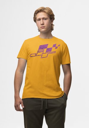 Gul bomulds T-shirt med et struktureret lilla grafisk design, der viser geometriske former. Rund hals og korte ærmer, simpel pasform.