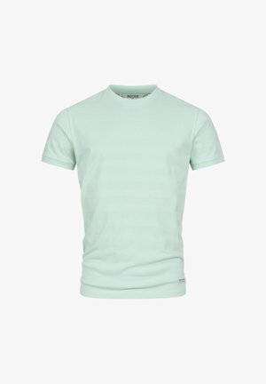 T-shirt vert clair à manches courtes avec de fines rayures horizontales, col rond et une petite étiquette de marque près de l'ourlet inférieur.