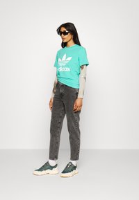 adidas Originals TREFOIL TEE - Apdrukāts T-krekls - semi mint rush