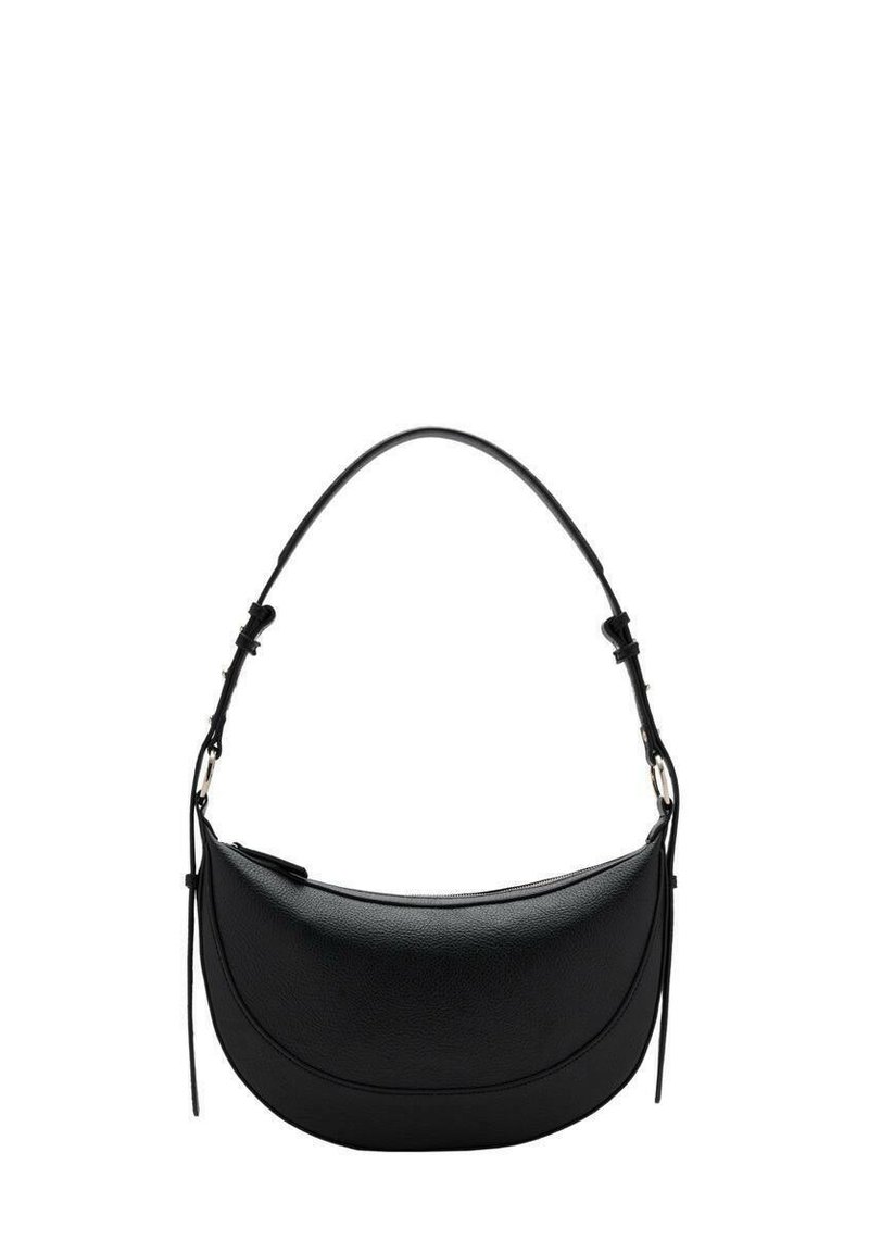Bolso de hombro de cuero negro con una forma curva, textura suave y una correa ajustable. Presenta un cierre de cremallera y detalles de costura sutiles.