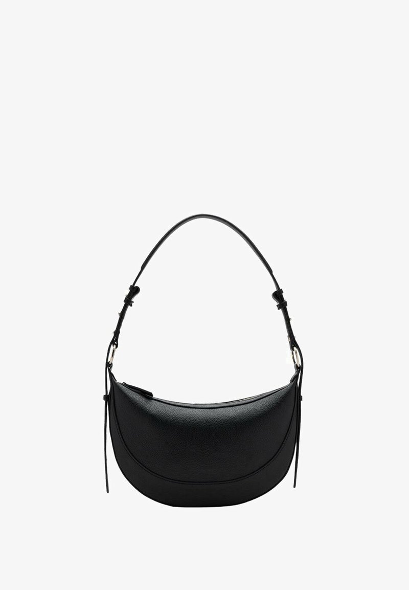 Bolso de hombro de cuero negro con una forma curva, textura suave y una correa ajustable. Presenta un cierre de cremallera y detalles de costura sutiles.