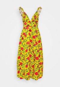 Vestido floral amarillo con un profundo escote en V y mangas con volantes, que presenta un patrón de rosas rojas y hojas verdes en toda la tela.