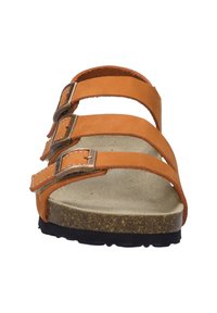 Sandali in pelle arancione con tre cinturini regolabili, fibbie in metallo e soletta sagomata. Suola in gomma nera spessa con superficie testurizzata.