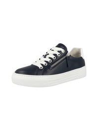 Mörkblå lädersneakers med vita snören och sula, utrustade med en sidogenomdragning och texturerad ovandel, robust plattformdesign.