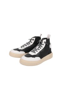 Baskets montantes avec un dessus synthétique noir et blanc, des lacets gris, et des semelles en caoutchouc beige texturé avec un design rainuré distinctif.