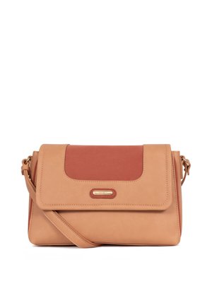 Rechthoekige crossbodytas in tan- en roestkleur met klepsluiting en verstelbare schouderriem, getoond op een witte achtergrond.