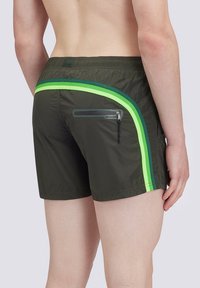 Pantaloni da bagno verde scuro con un design curvo, strisce verde neon e blu scuro, cintura elastica e tasca con zip sul retro.