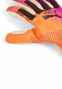 Guante deportivo naranja y rosa con una parte superior de tejido texturizado, franjas de acento negras y una palma acolchada con un diseño moteado.