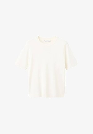 Tričko s krátkym rukávom a okrúhlym výstrihom z jemnej, bielej látky s hladkou textúrou a rovný lemom. Bez viditeľných vzorov alebo ozdôb.