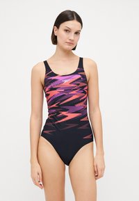 Maillot de bain noir avec un motif abstrait vibrant en rose et violet, doté d'un décolleté arrondi et de larges bretelles pour un bon maintien.