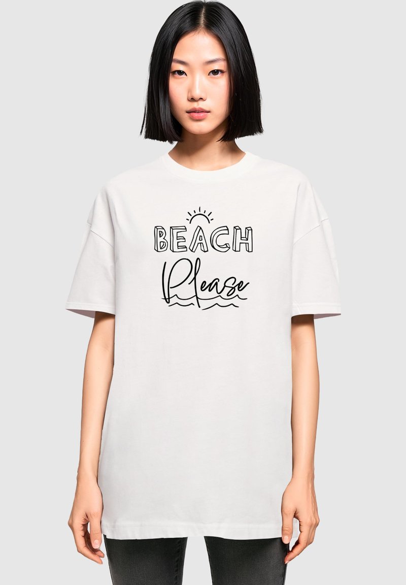 Biela bavlnená tričko s voľným strihom, so sloganom "BEACH Please" v čiernej farbe a grafikou slnka a vlny. Krátke rukávy, okrúhly výstrih.