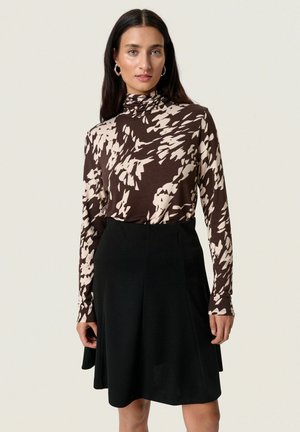 Soaked in Luxury SLHANADI PRINTED ROLLNECK LS - Longsleeve - chocolate torte leave print