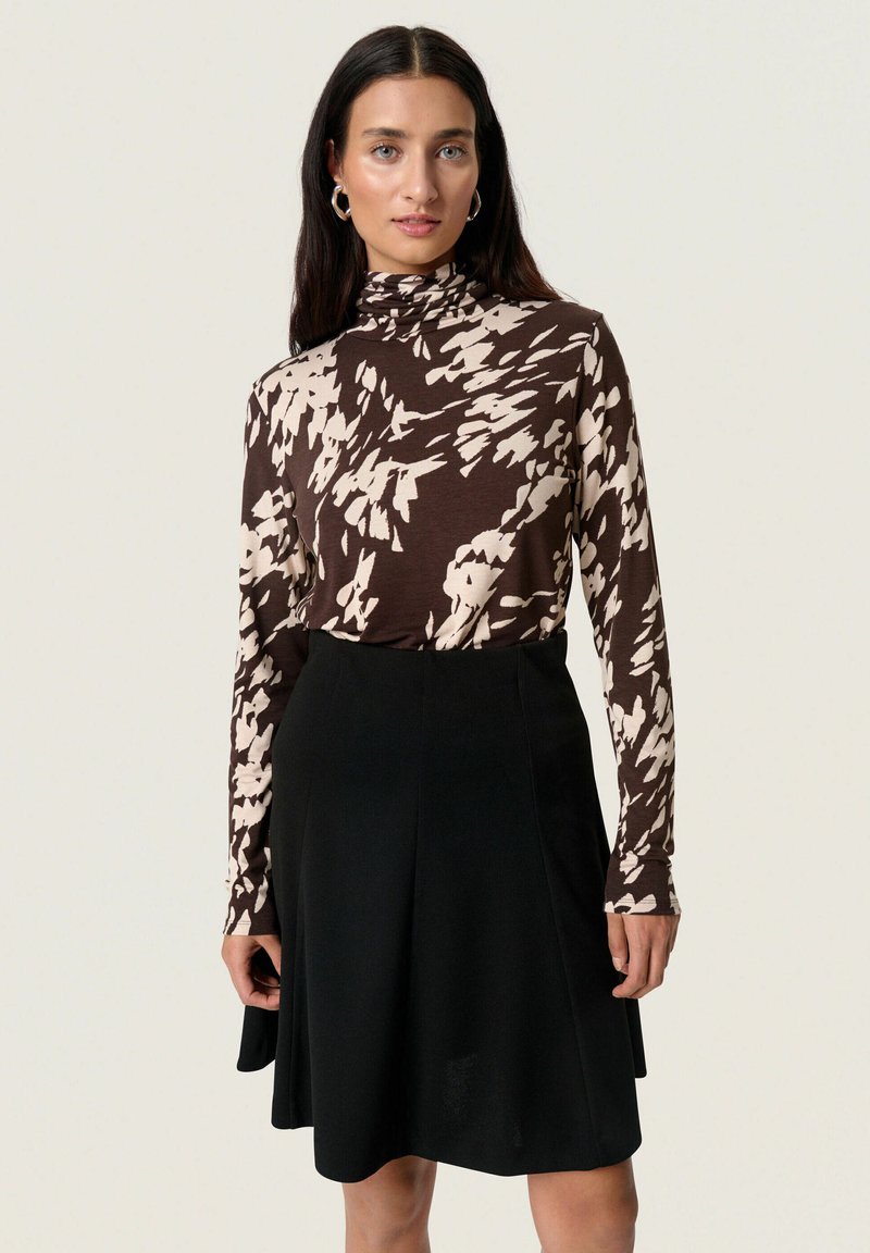 Soaked in Luxury SLHANADI PRINTED ROLLNECK LS - Longsleeve - chocolate torte leave print