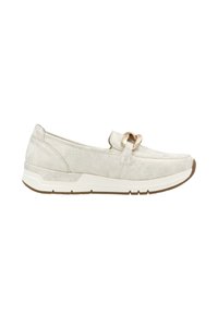Ljusbeige slip-on skor i mocka, med en dekorativ guldfinish och en vit gummisula med ett mönster för grepp.