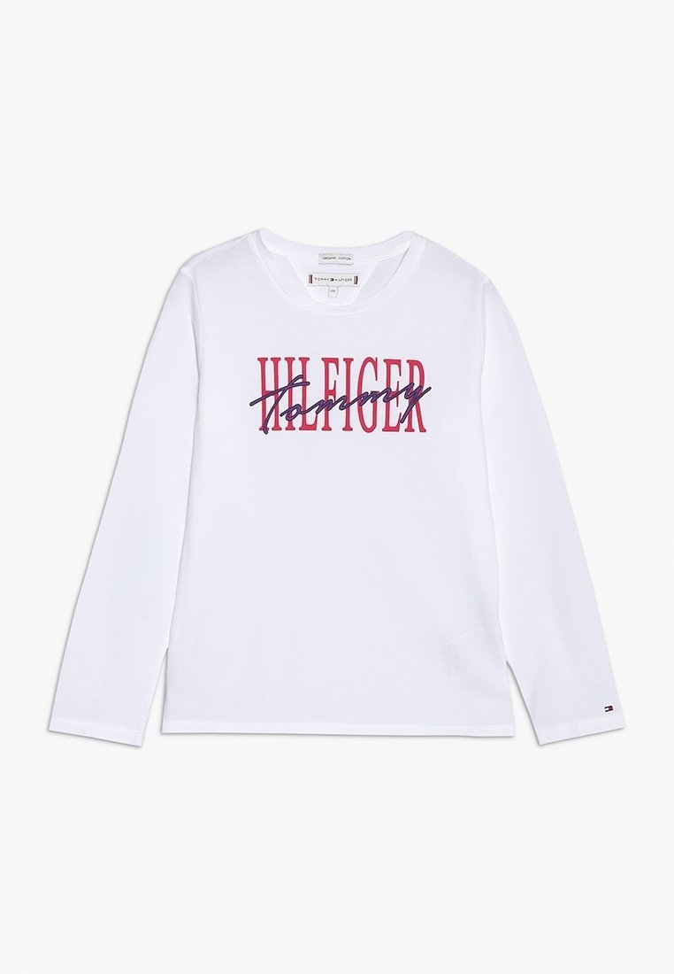 Biała koszulka z długim rękawem z wyraźnym różowym i granatowym logo "Tommy Hilfiger". Prosty fason z okrągłym dekoltem i standardowym krojem.