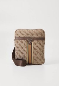 Ruskeakuosinen kangaskassi, jossa on etuosassa logo, ruskea nahkainen raita sekä kontrastiväriset kulta- ja mustat nauhat. Mukana ruskea olkahihna.