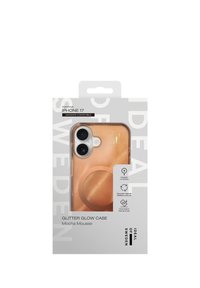 iPhone 17 glinsterende mocha bruine telefoonhoes met uitsparing voor dubbele camera, MagSafe-ring, in grijze detailhandelsverpakking met branding en compatibiliteitsinformatie.