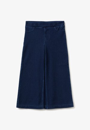 Dunkelblaue, weit geschnittene, gekürzte Jeans mit elastischem Bund und Fronttaschen, flach auf weißem Hintergrund liegend dargestellt.