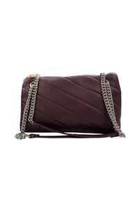 Borsa a spalla in pelle viola scuro con trapuntatura diagonale e catene argentate, posata piatta su sfondo bianco.