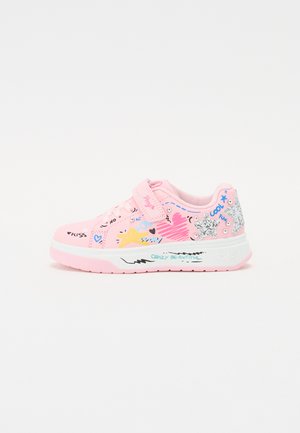 Różowe trampki z rzepem, ozdobione kolorowymi bazgrołami, grafikami serc i gwiazdek, srebrzystymi błyszczącymi akcentami oraz białą podeszwą.