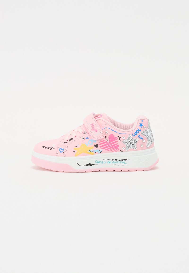 Roosa tossud velcro rihmaga, millel on värvilised joonistused, südame ja tähe grafika, hõbedased sädelevad detailid ja valge talla.