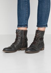 Mustang Botine cu șireturi - anthracite